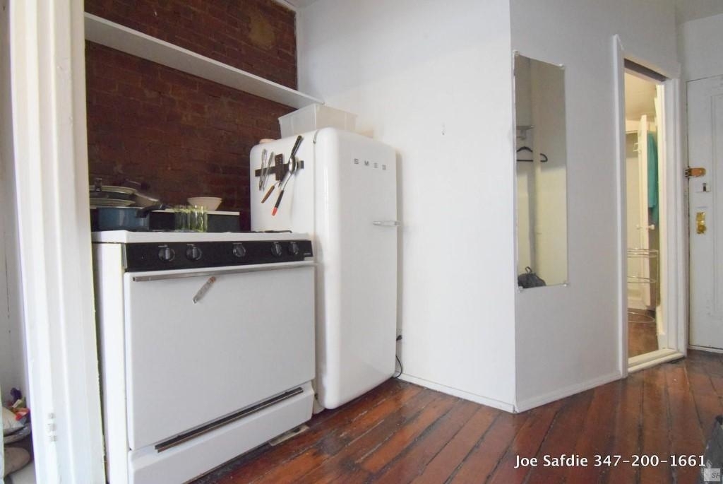 176 Suffolk St - Photo 2