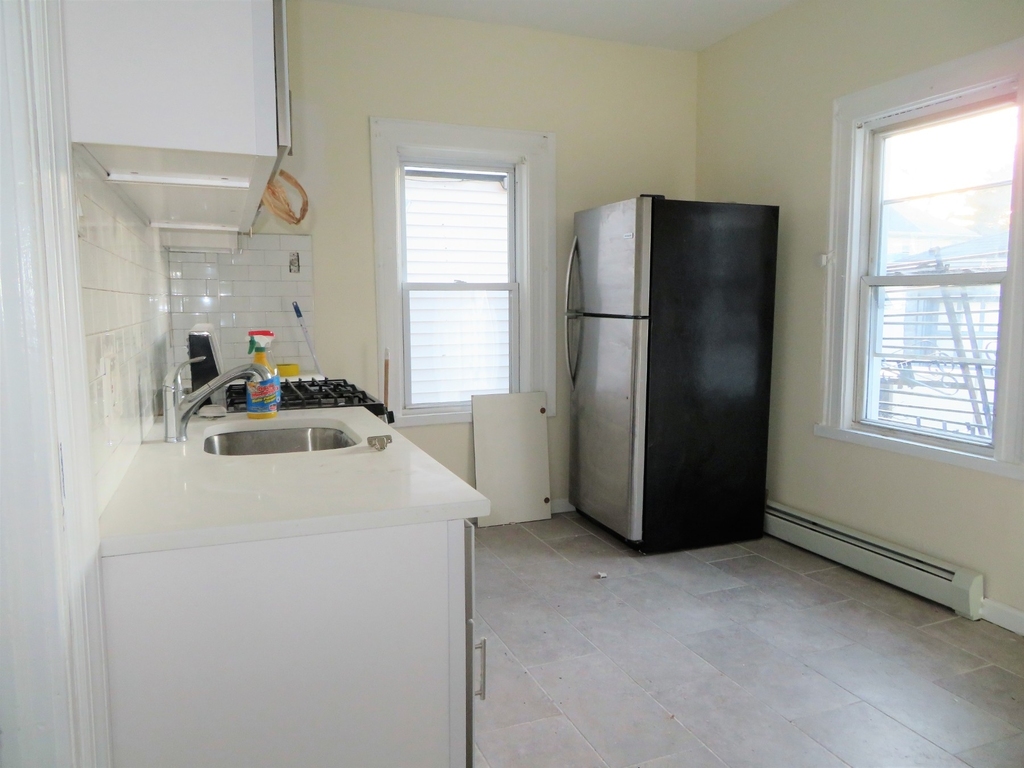 1478 Brooklyn Avenue - Photo 2