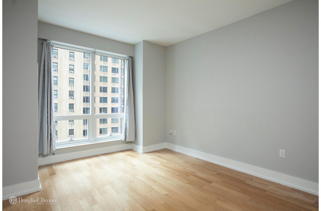 350 West 42nd St - Photo 1