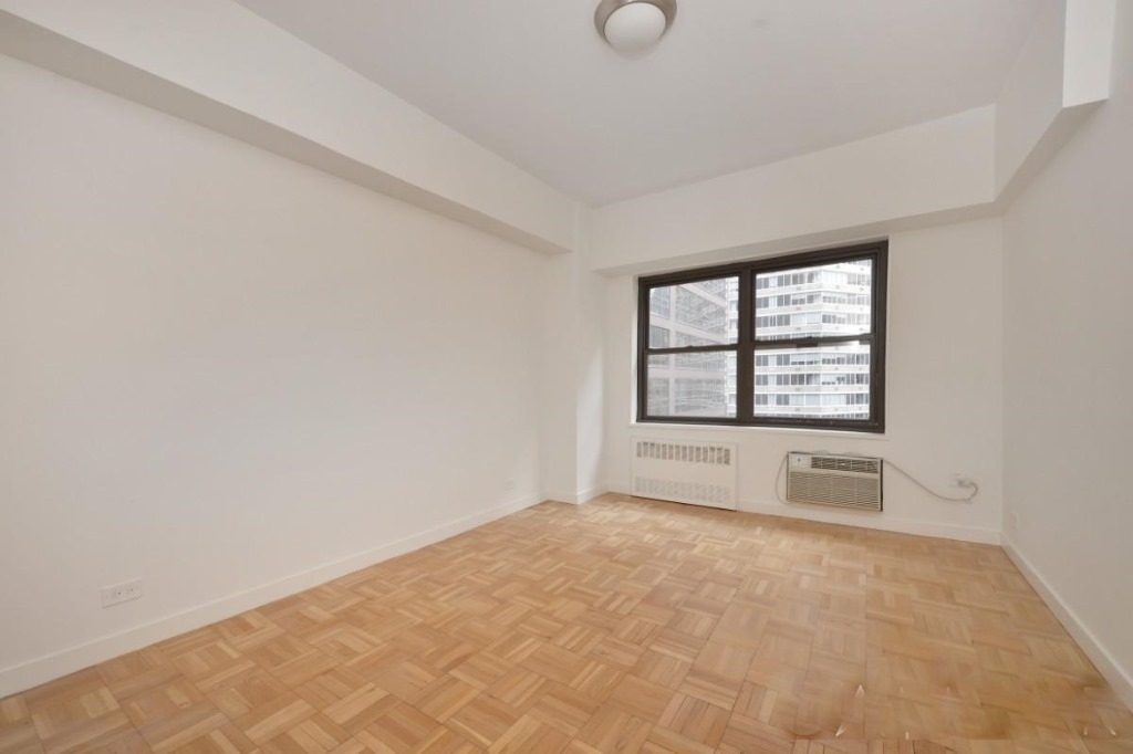  East 55 Street, 1BR 873sq - Photo 2