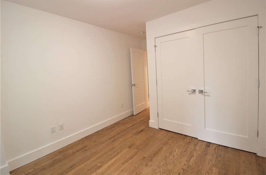 242 W 10th St - Photo 5