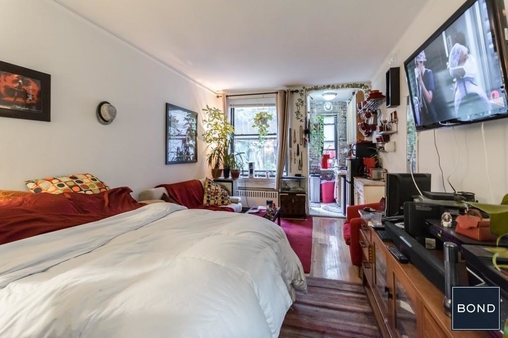 338 East 53 Street - Photo 1