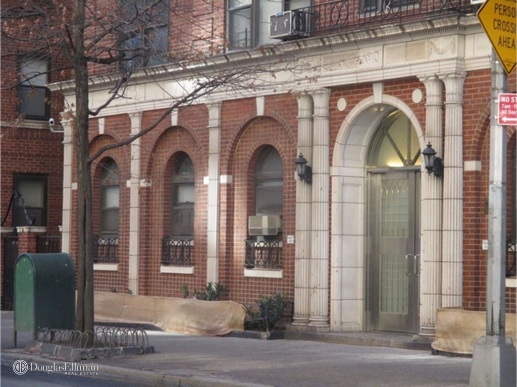 10 West 65th St - Photo 2