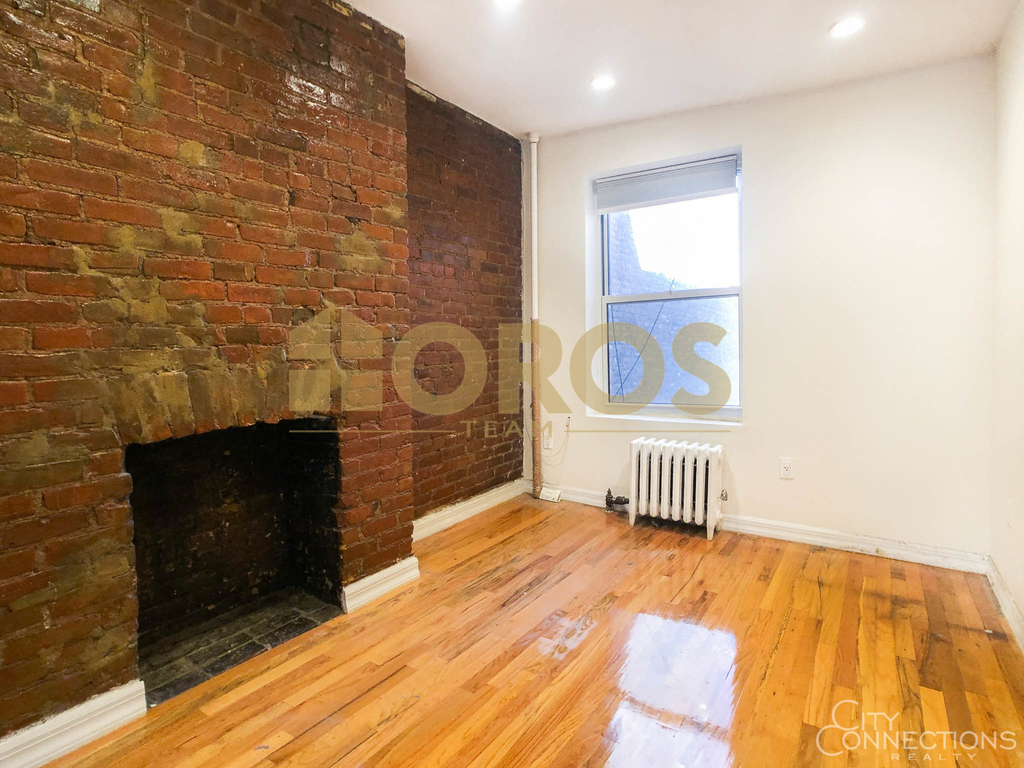 335 East 10th Street - Photo 5