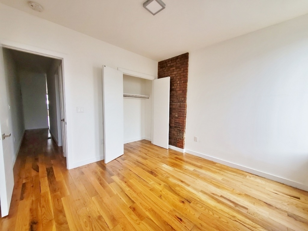 1299 Putnam Ave - Photo 4