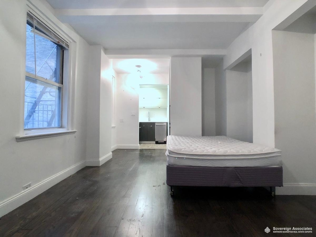 321 East 43rd Street - Photo 5