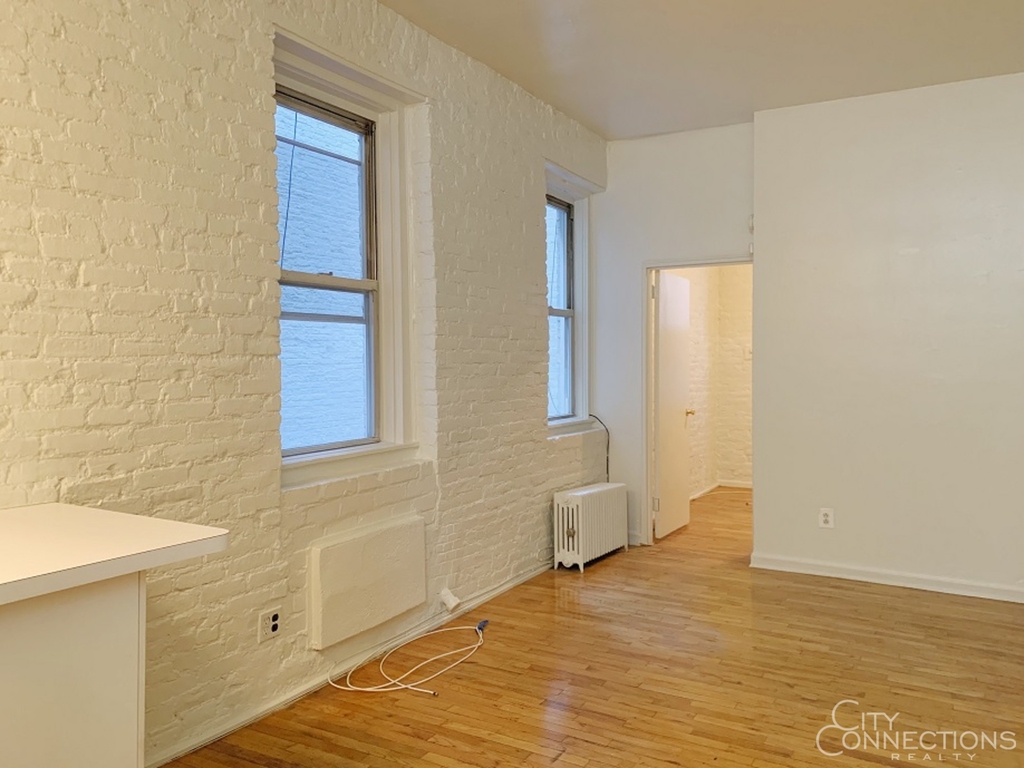 425 W 46th St - Photo 0