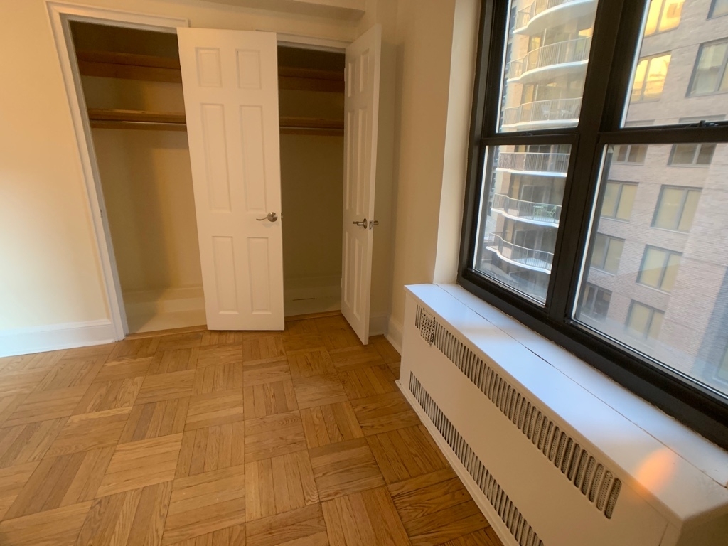 East 56th street/Lexington Ave  - Photo 2