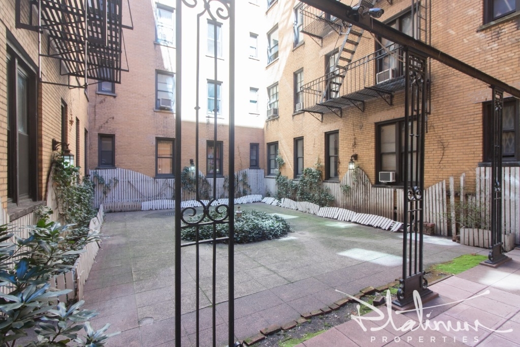 305 west 45th Street - Photo 3