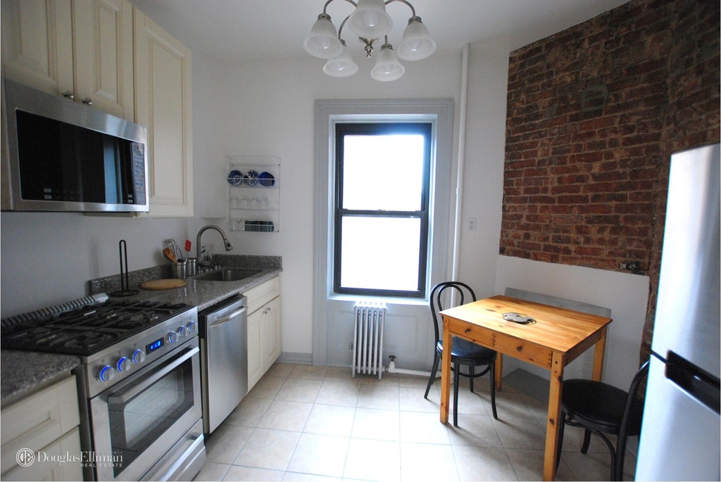 247 East 10th Street - Photo 4