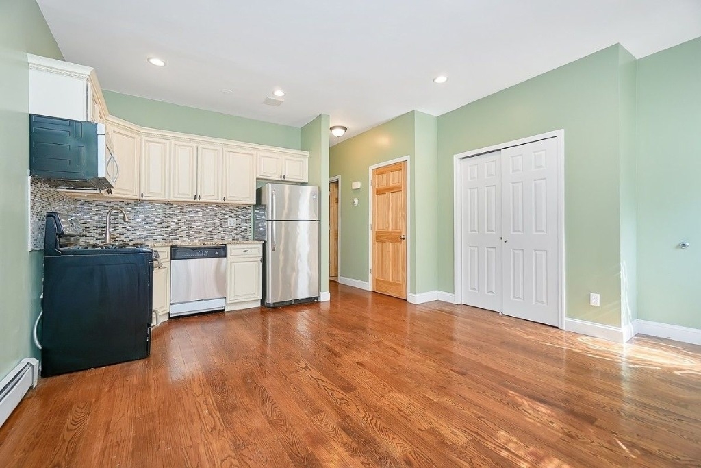 11 Ditmars St - Photo 2