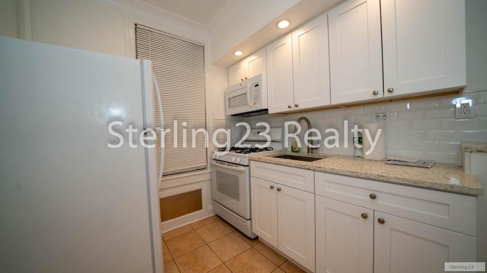 18-29 Ditmars Blvd - Photo 9