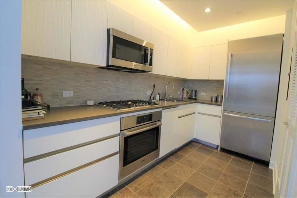 bryant park -private unit -furnished - - Photo 5