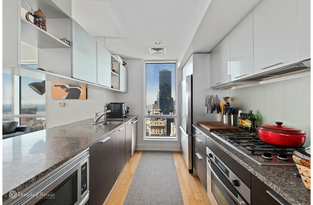 350 West 42nd St - Photo 2