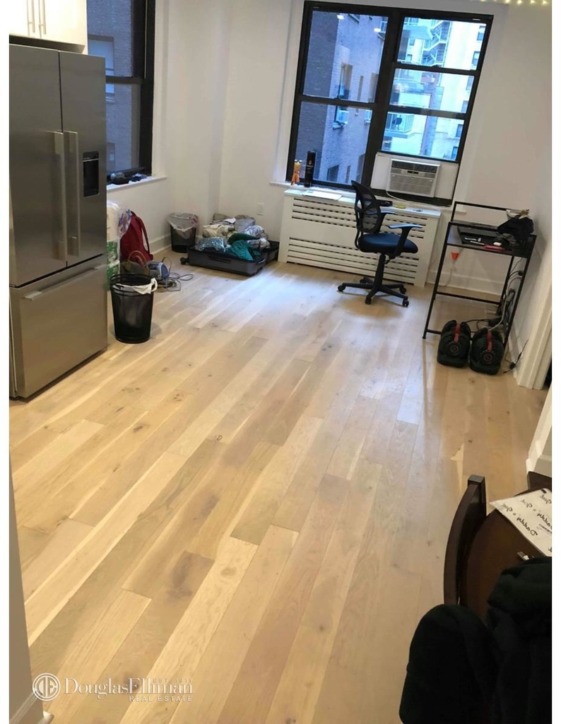 160 East 48th St - Photo 1