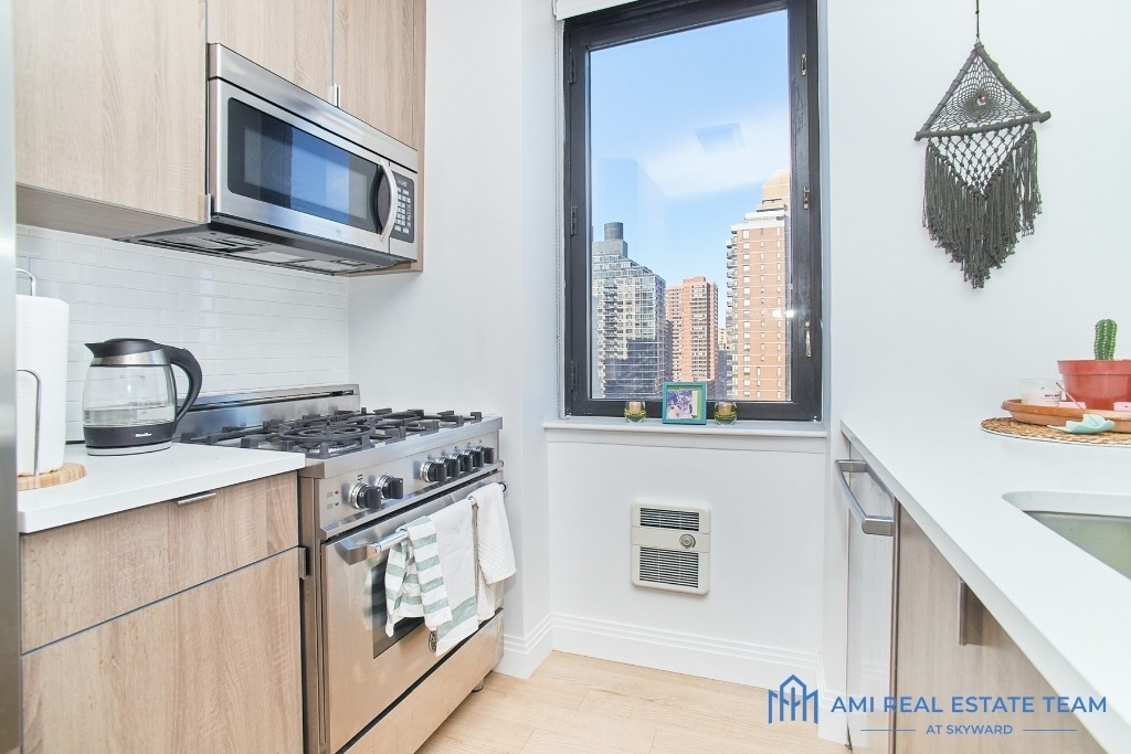 345 East 94th Street - Photo 3