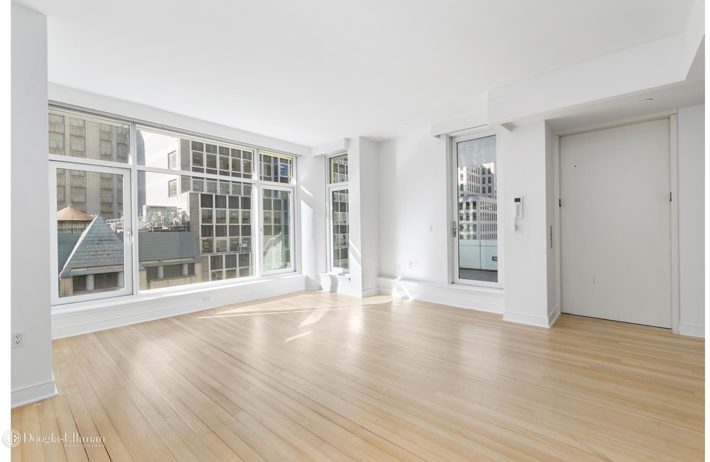 5 East 44th St - Photo 3