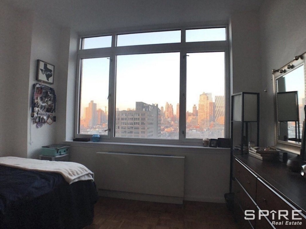 350 west 43 st - Photo 2