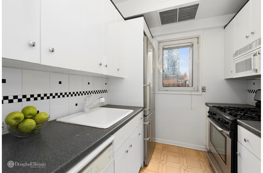 58 West 58th St - Photo 2