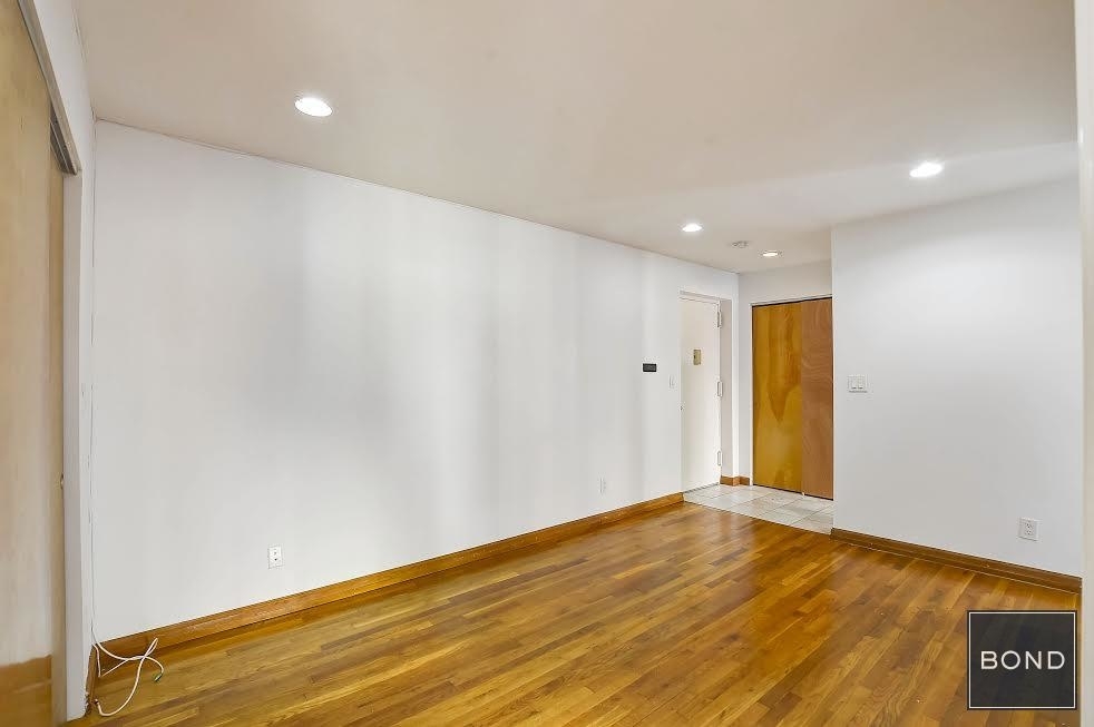 370 West 30th street - Photo 3