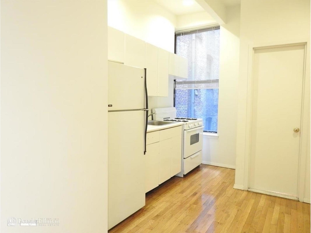 237 East 53rd St - Photo 1