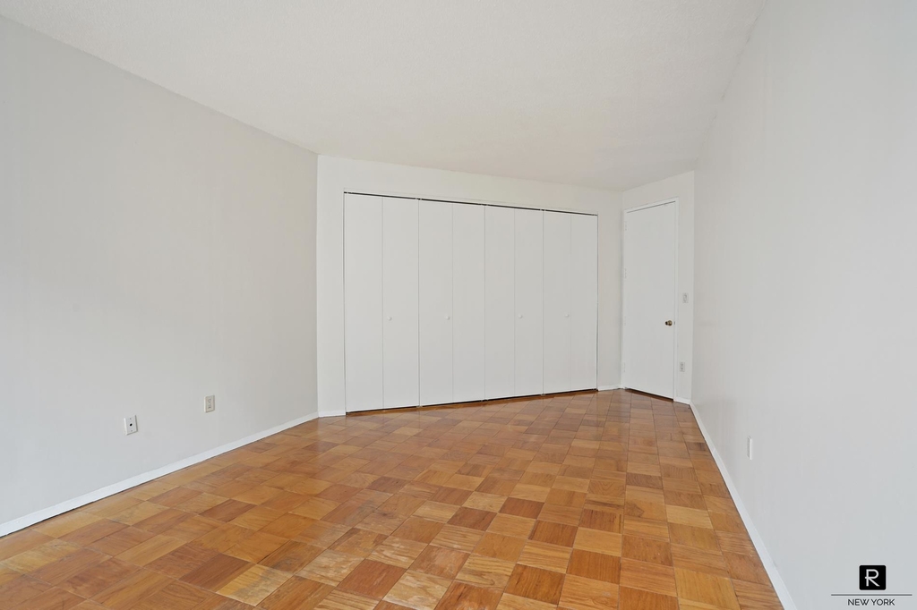 303 East 43rd Street - Photo 4