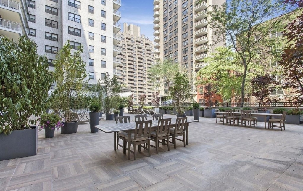 305 East 86th Street - Photo 8