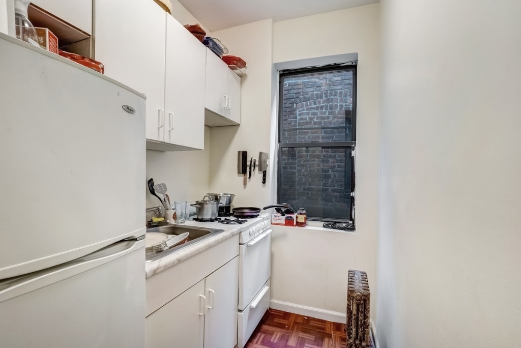 323 West 49th Street - Photo 5