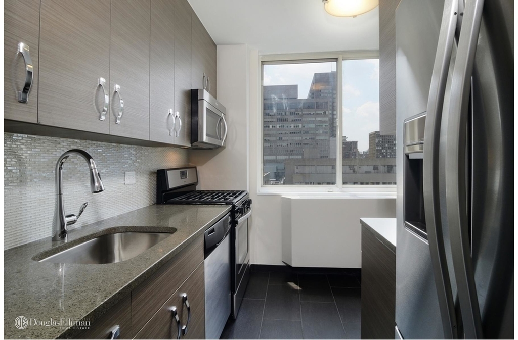 401 East 34th St - Photo 11