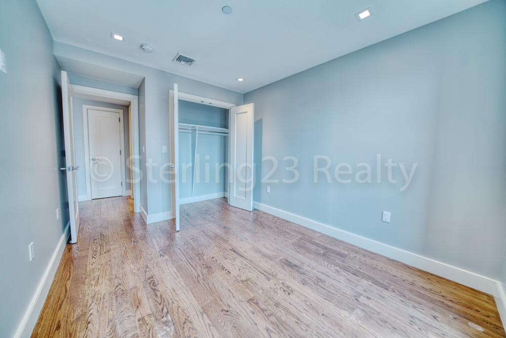 27-18 Hoyt Avenue South - Photo 4