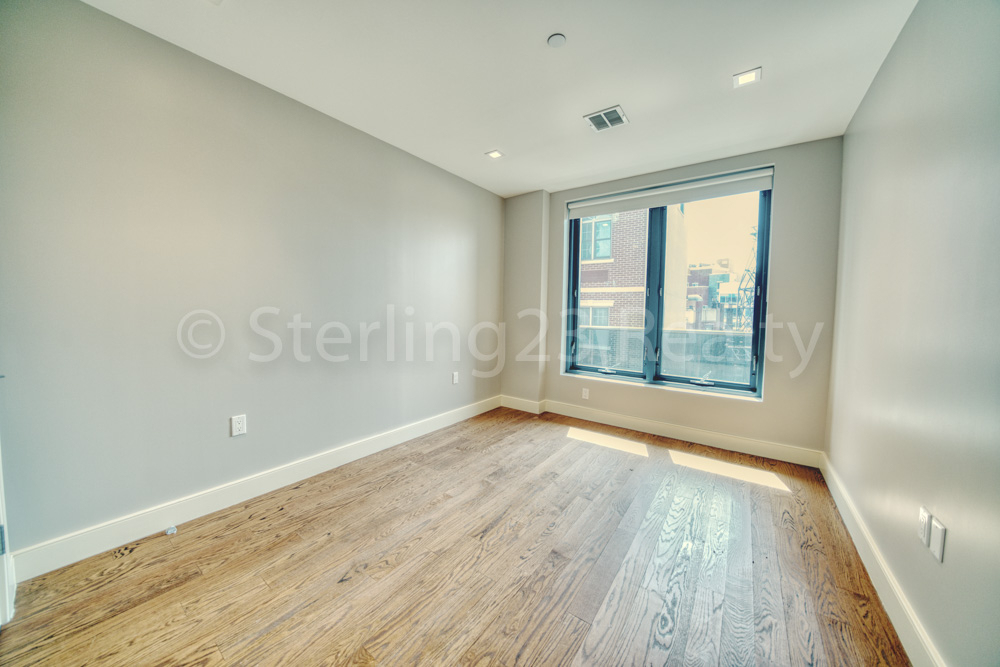 27-18 Hoyt Avenue South - Photo 3