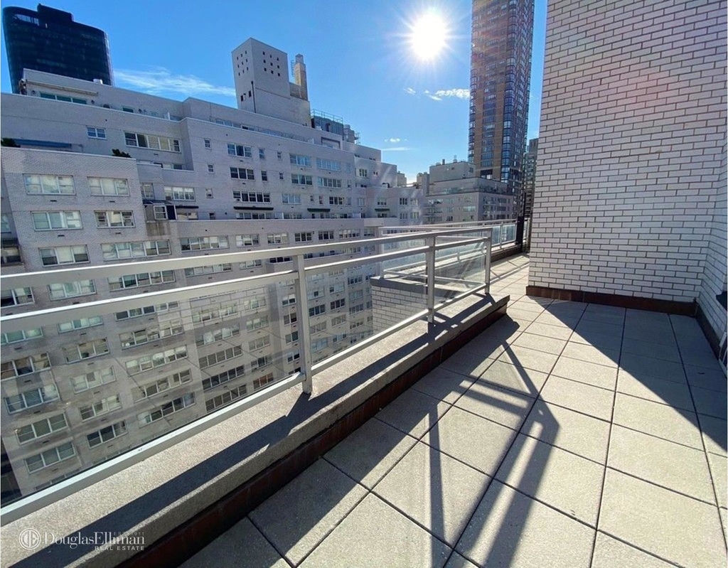 165 East 66th St - Photo 2