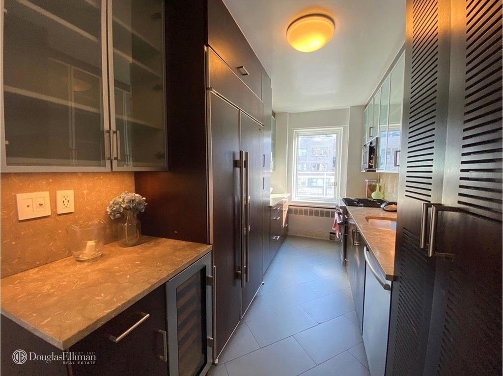 165 East 66th St - Photo 1