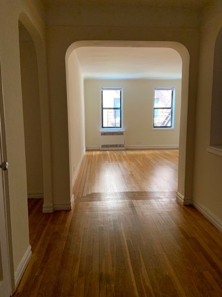 Beautiful Renovated 1BR Sunnyside Apartment - Photo 1