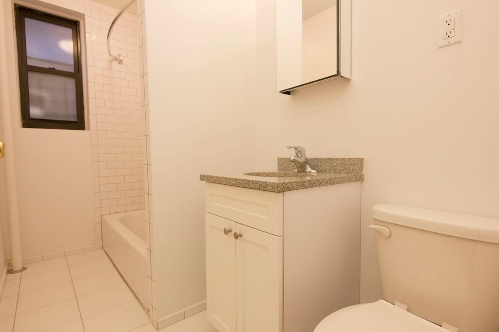 Beautiful Renovated 1BR Sunnyside Apartment - Photo 4