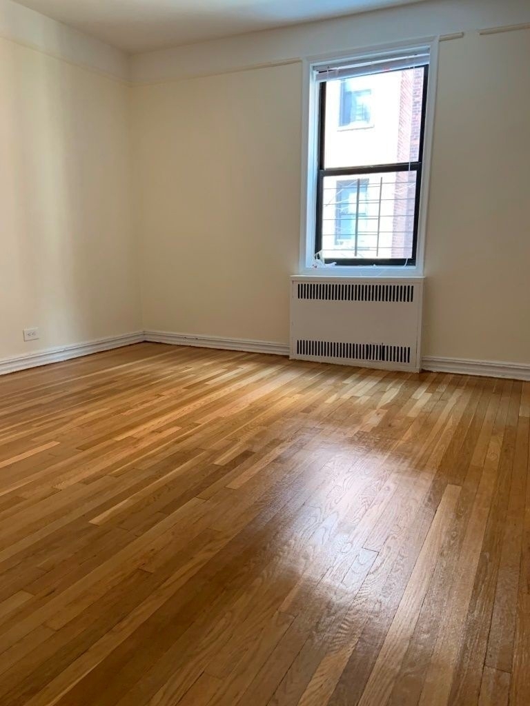 Beautiful Renovated 1BR Sunnyside Apartment - Photo 2