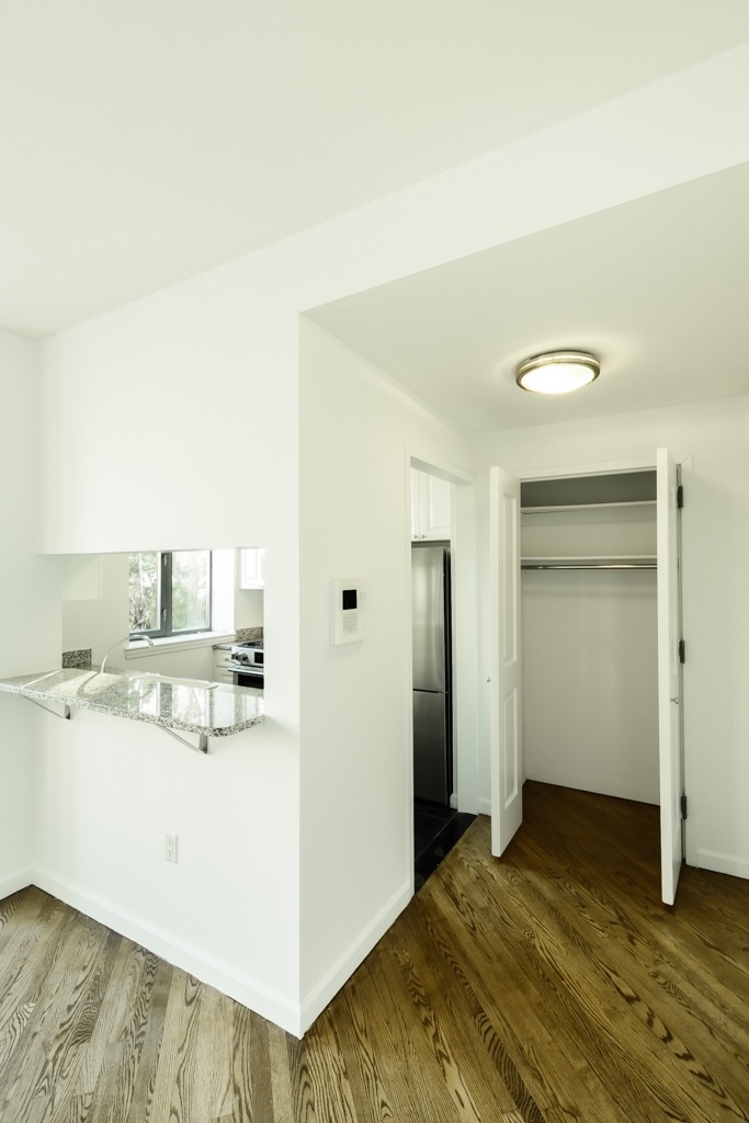 401 West 22nd Street - Photo 4