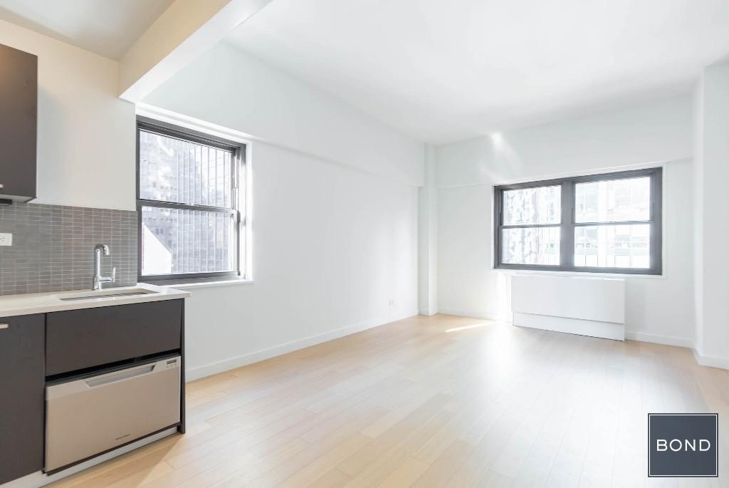 222 East 39th Street - Photo 1