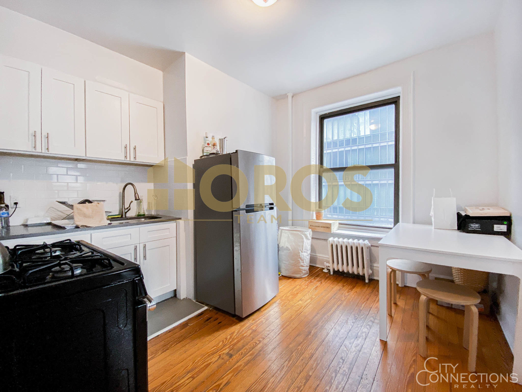 558 Broome St - Photo 2