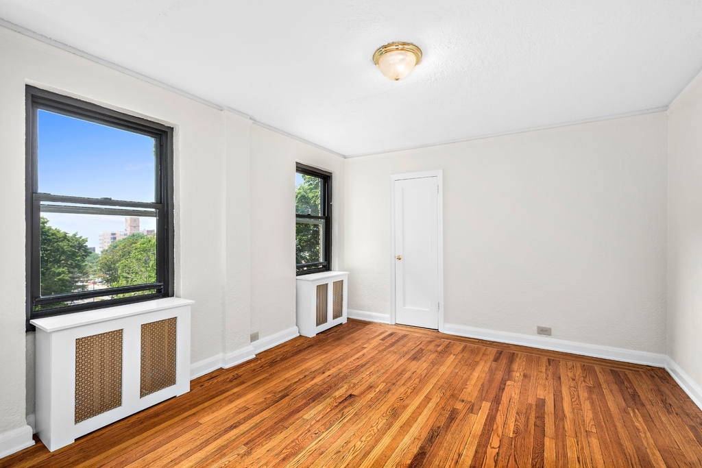 2728 Henry Hudson Parkway East - Photo 0