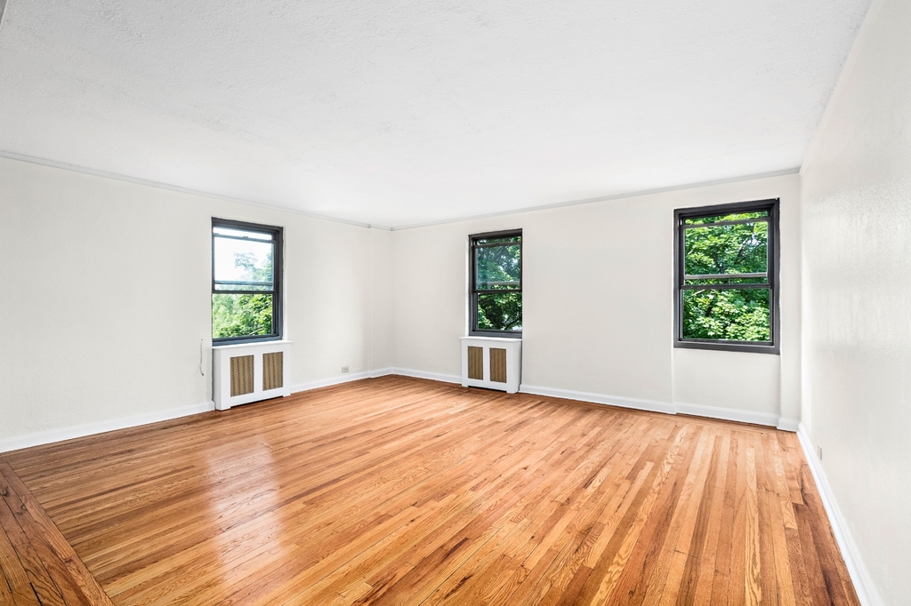 2728 Henry Hudson Parkway East - Photo 3