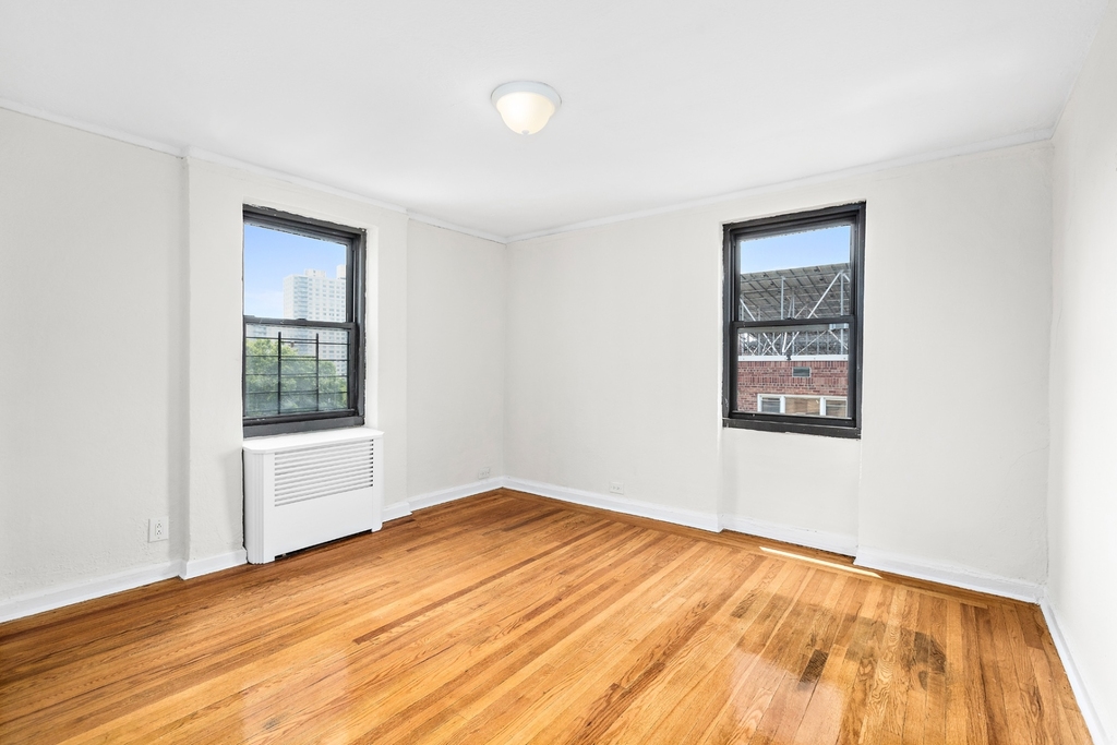 2728 Henry Hudson Parkway East - Photo 2