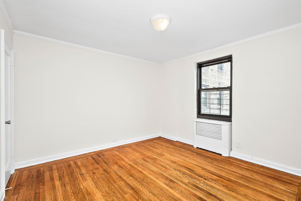 2728 Henry Hudson Parkway East - Photo 4