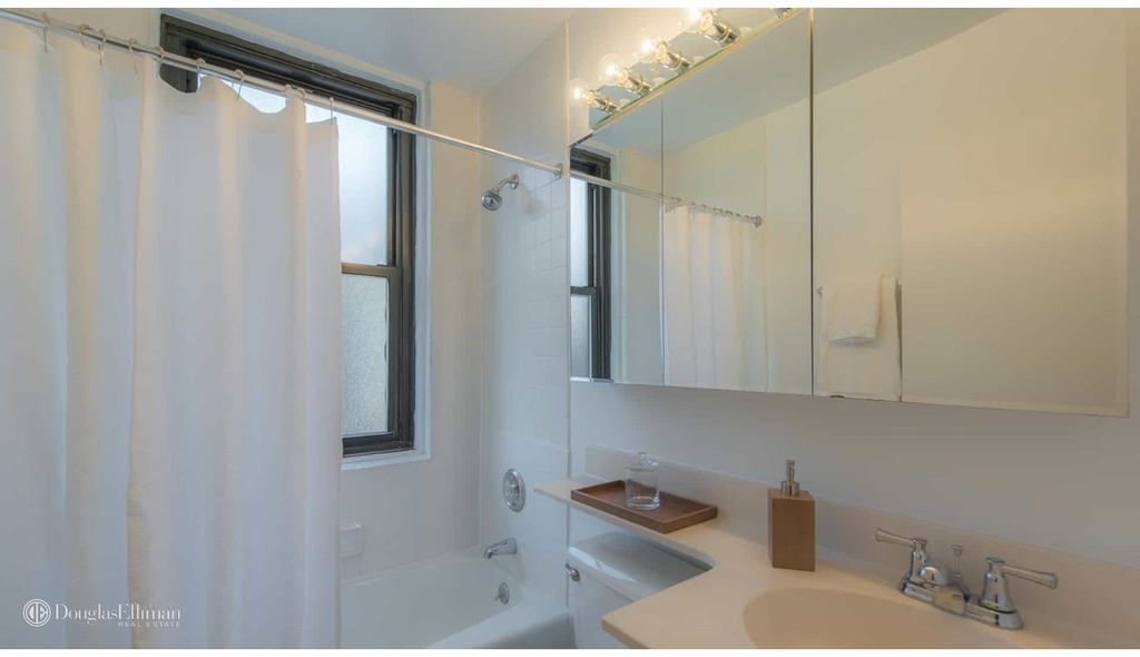 240 East 27th St - Photo 3