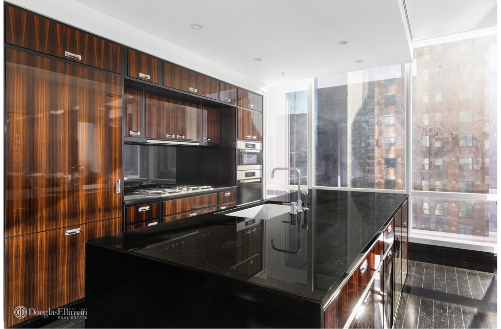 157 West 57th St - Photo 4