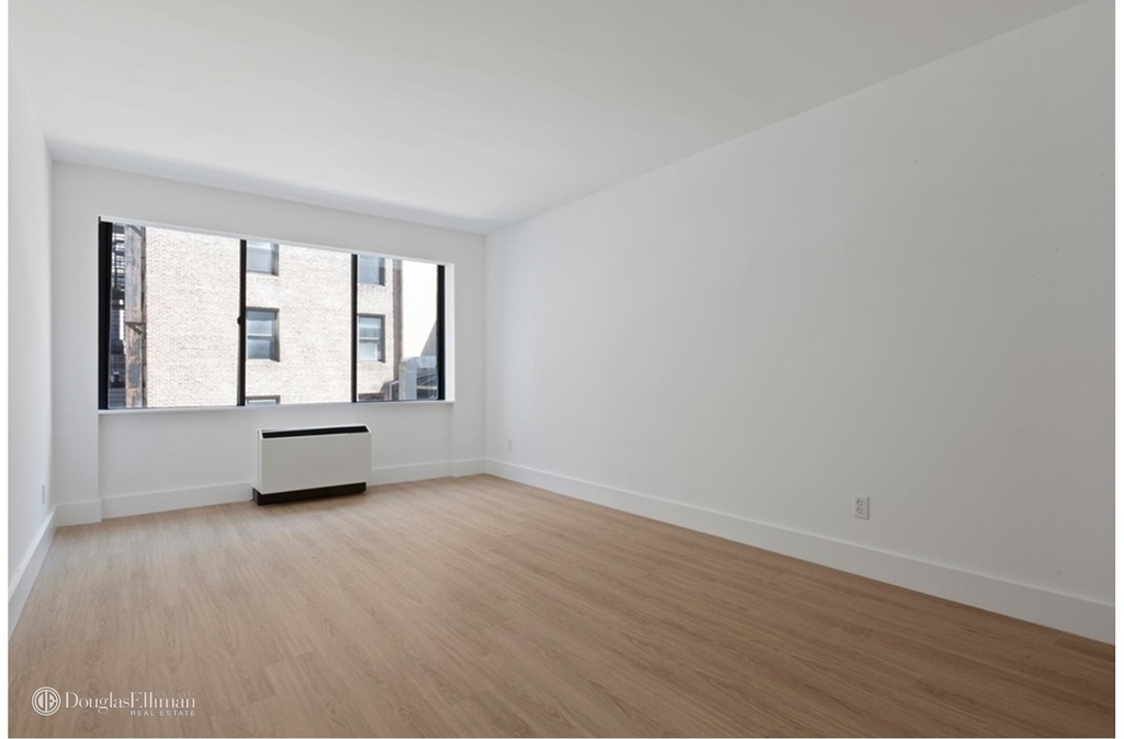 160 West 24th St - Photo 3