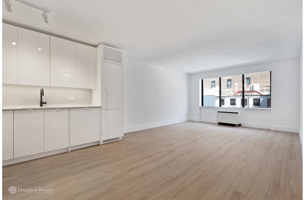 160 West 24th St - Photo 1