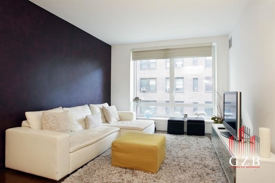 W 58th St, - Photo 2