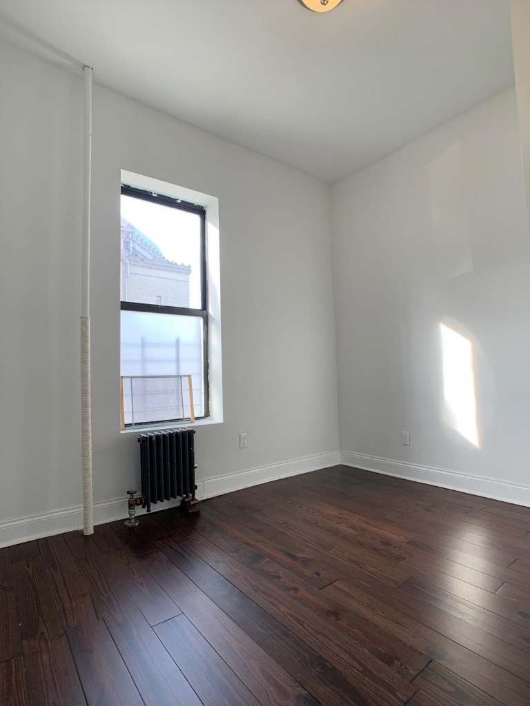 1081 Park Place - Photo 4