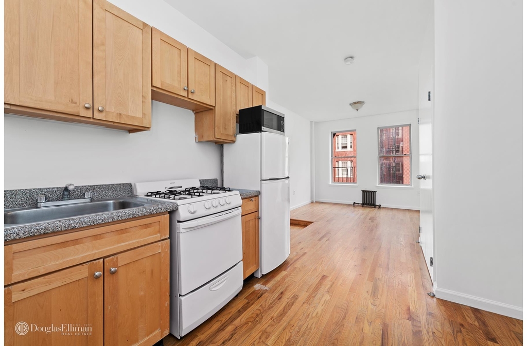 66 West 10th St - Photo 4